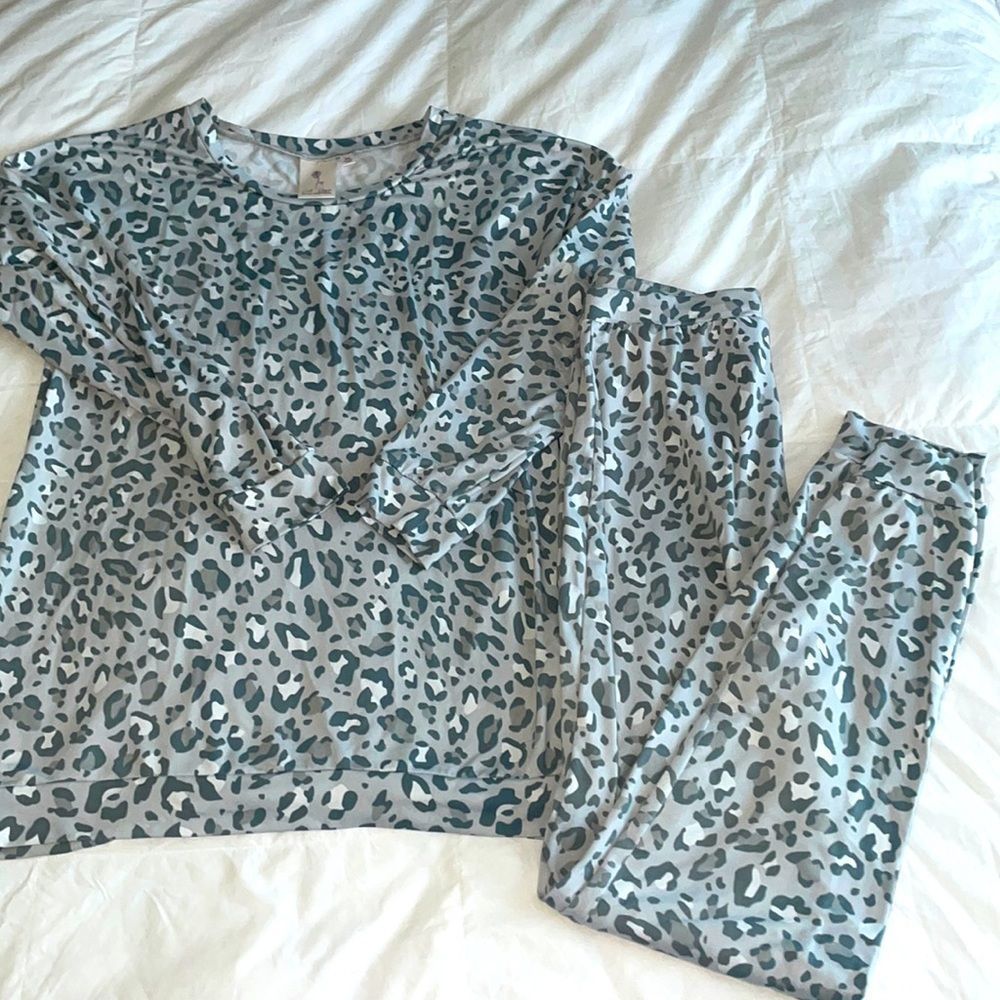 Grey leopard lounge set